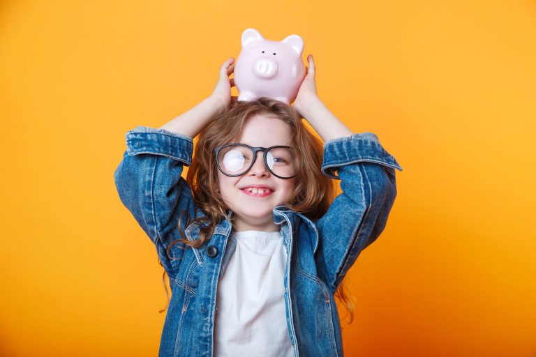 kind met spaarpot bij whitepaper de nieuwe pensioenwereld