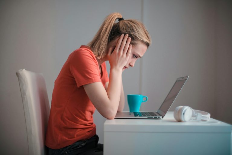 Vrouw achter laptop. Foto bij blog Voorkom toekomstige pensioengeschillen bij scheiding