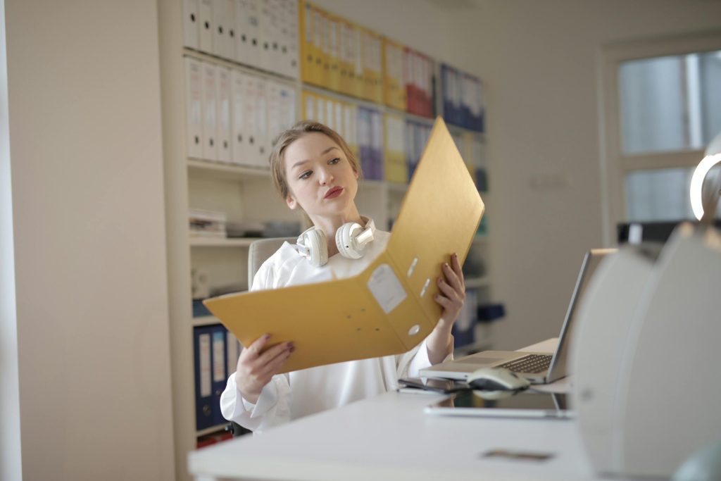 vrouw met ordner foto bij blog Werkgever, check de openbare informatie