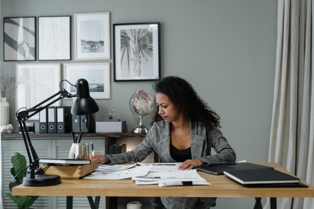 Vrouw achter bureau, foto bij blog wet toezeggingen pensioenonderwerpen in aantocht