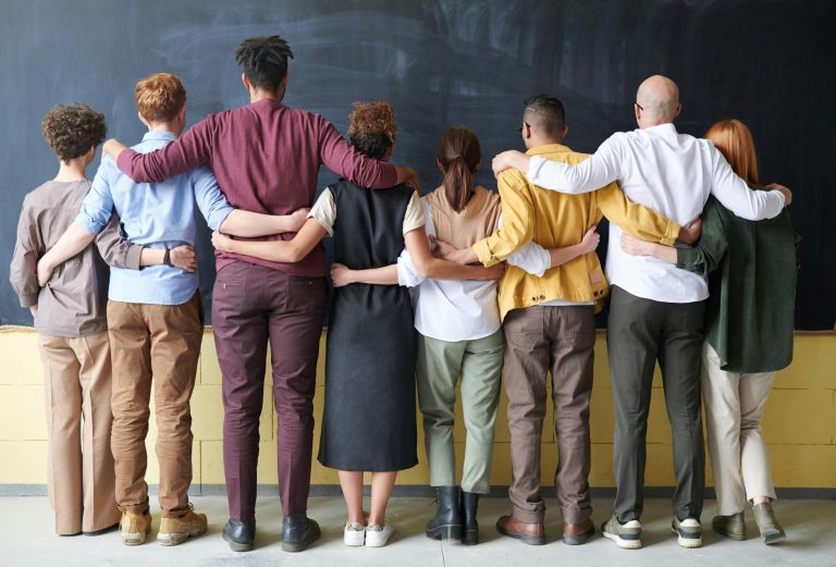 Werknemers met gezicht naar de muur foto bij blog Verplicht aansluiten of vrijstelling verzoeken