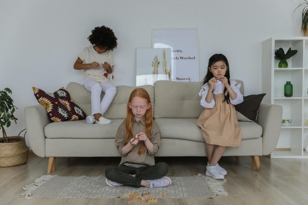 Drie kinderen bij een bank foto bij blog pensioenadvies bij echtscheiding geen overbodige luxe