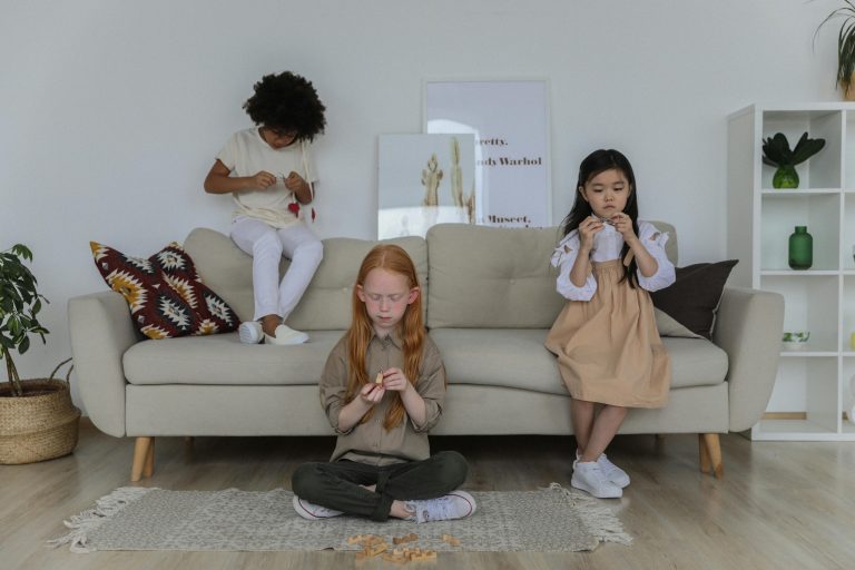 Drie kinderen bij een bank foto bij blog pensioenadvies bij echtscheiding geen overbodige luxe