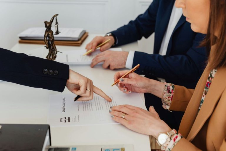 mensen in overleg aan een tafel bij blog is pensioen complex of niet?