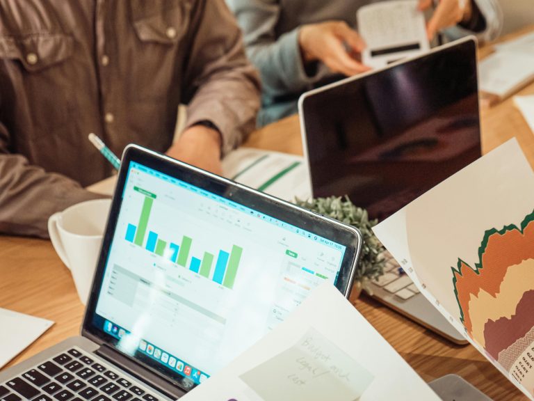 Computer met cijfers, foto bij blog Een pensioenwijziging vereist OR-instemming!