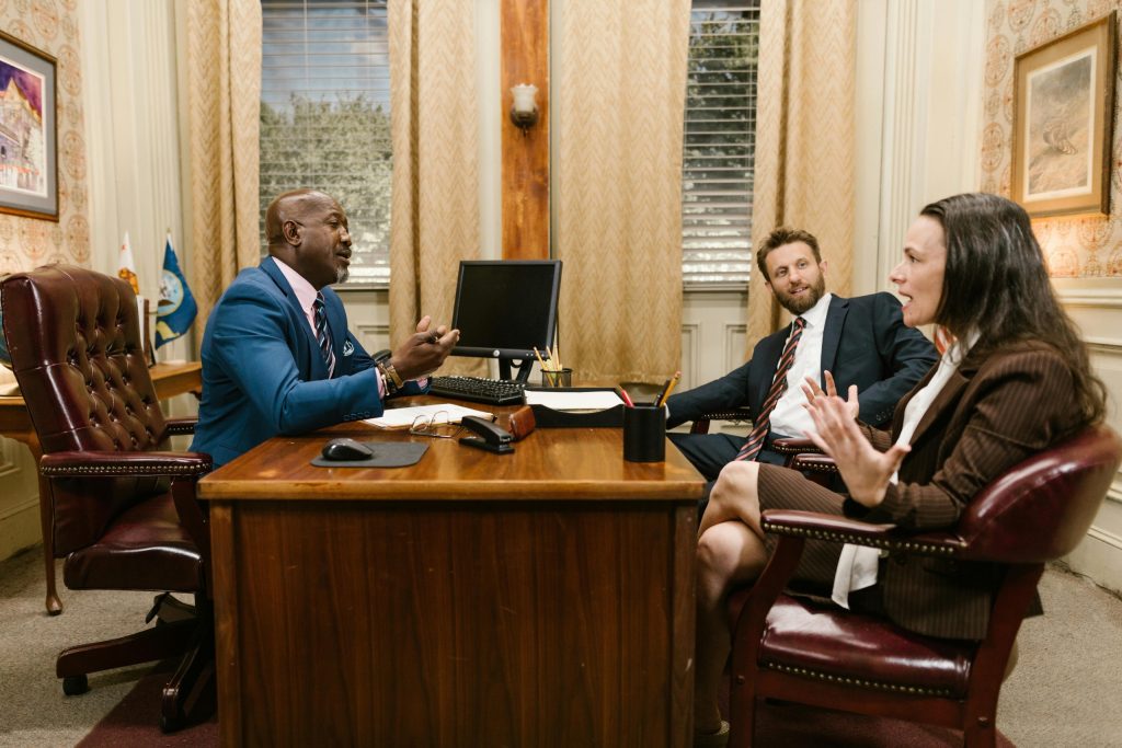 mensen aan tafel aan het discussiëren over niet eens met invaren pensioen