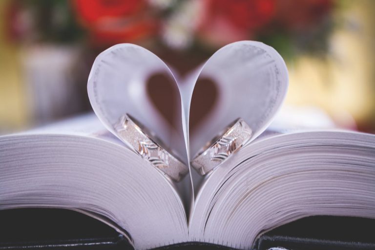 Twee ringen in boek, echtscheiding en pensioen