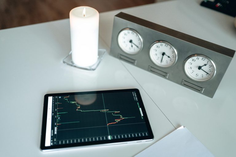 Klok en financieel rapport bij blog over pensioencheck