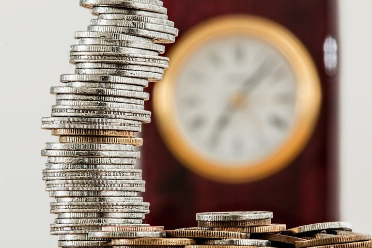 stapel geld en klok bij blog stapelfinancieringen