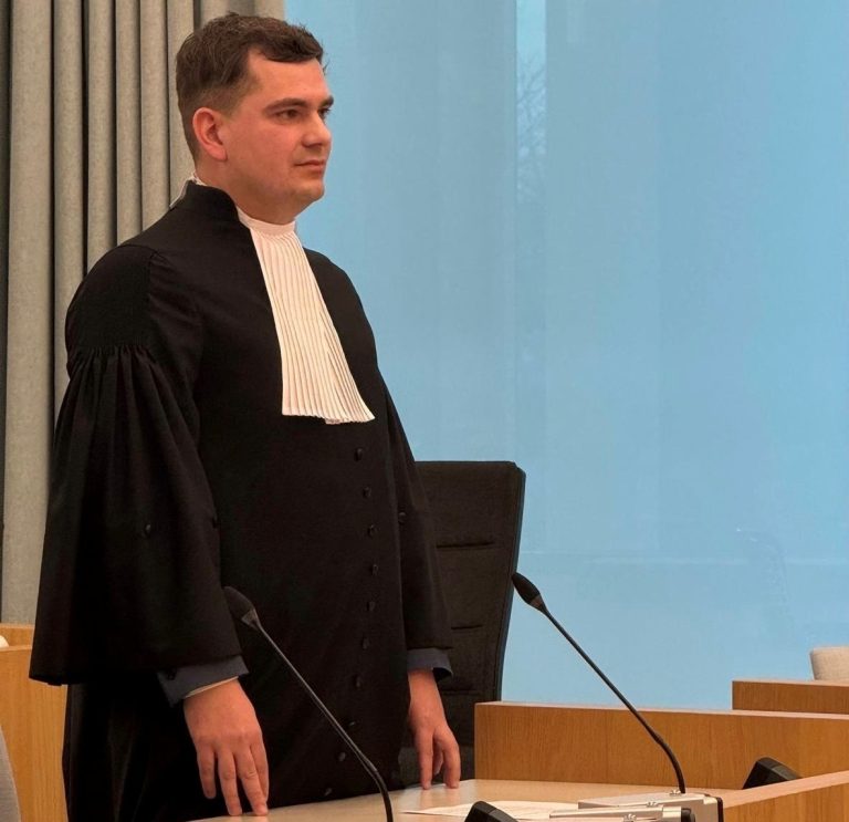 Patrick wordt beëdigd als advocaat in de rechtszaal