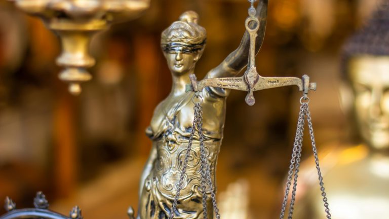 Vrouwe justitia - verzekeringsrecht werkt twee kanten op