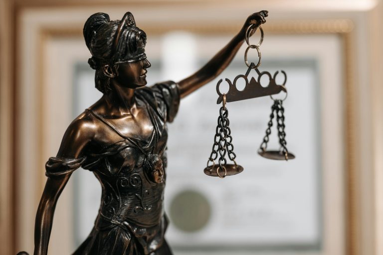 Vrouwe justitia: oordeel door een rechter of een bedrijf onder een verplicht pensioenfonds valt.