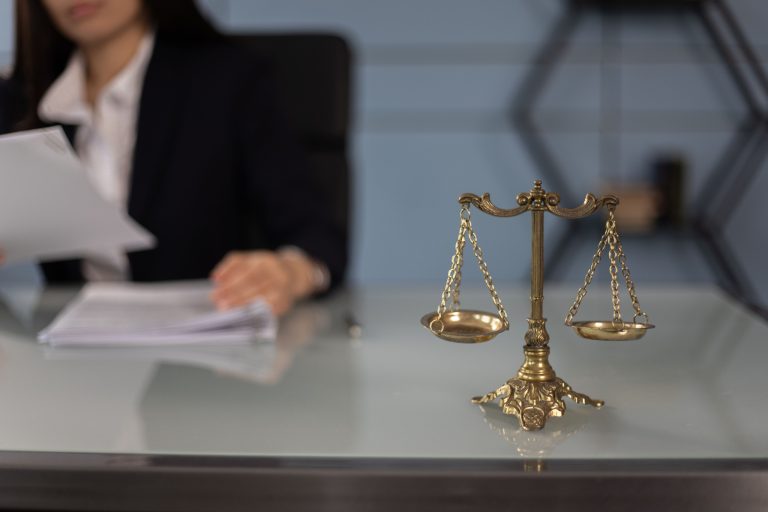 Kan een verzekeraar of tussenspraak aansprakelijk zijn wanneer er geen kruislingse begunstiging bij een overlijdensrisicoverzekering is?