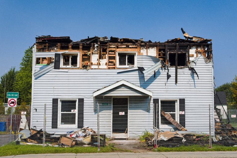 Verzekeraar moet ondanks verweer de brandschade van een bedrijfspand vergoeden.