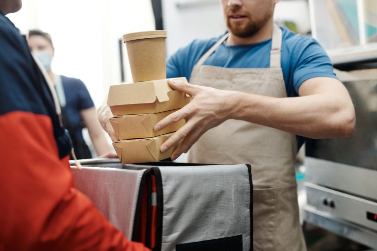 Pensioen en verplichtstelling bij bedrijven die eten bewerken en bezorgen.