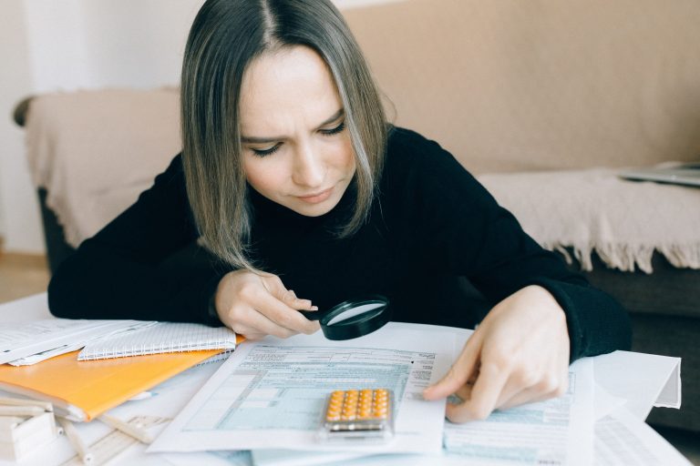 Vrouw checkt de correctheid van haar Uniform Pensioenoverzicht