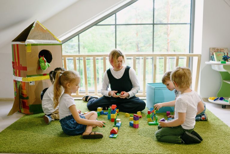 Vele beroepen, ook kinderopvang, dienen te checken of ze aangesloten moeten zijn.